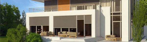 Modernes Einfamilienhaus mit großer Terrasse, Markisen und stilvoller Gartenmöblierung.